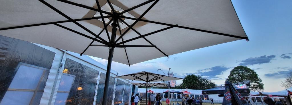 beau parasol design aluminium pour terrasse restaurant
